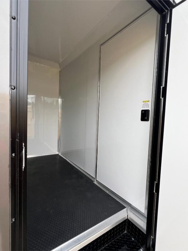 hybrid enclosed trailer 8.5x30ta